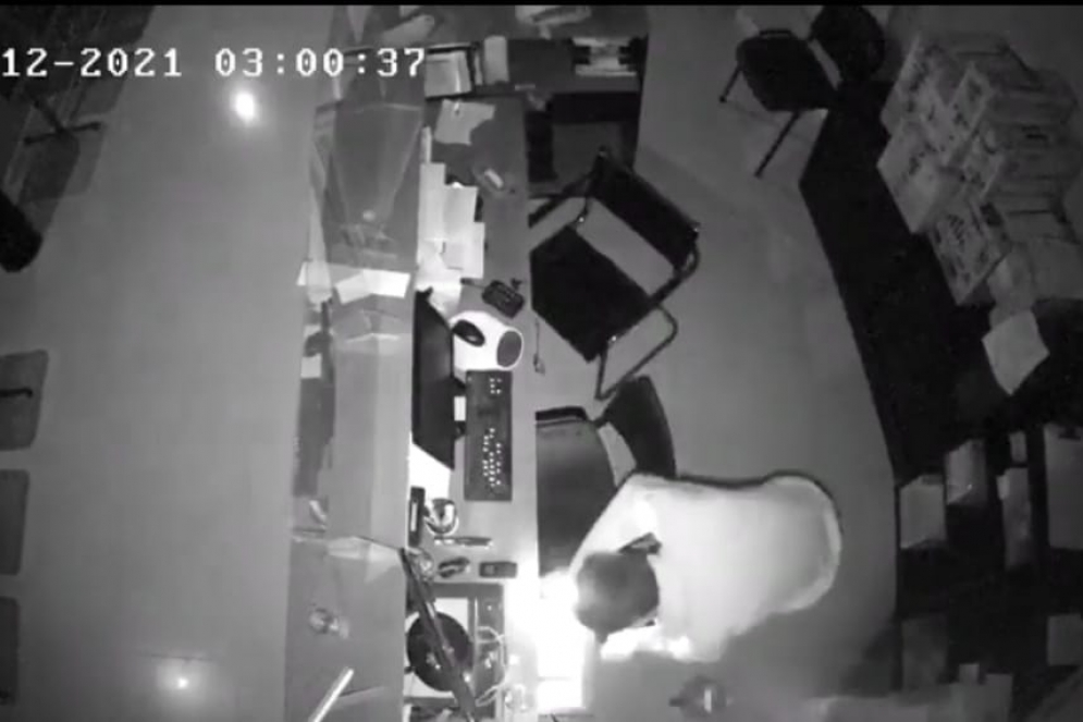 El malandra rob&oacute; en la oficina de Lobos Bus y quiso ingresar a Ca&ntilde;uelas Bus.