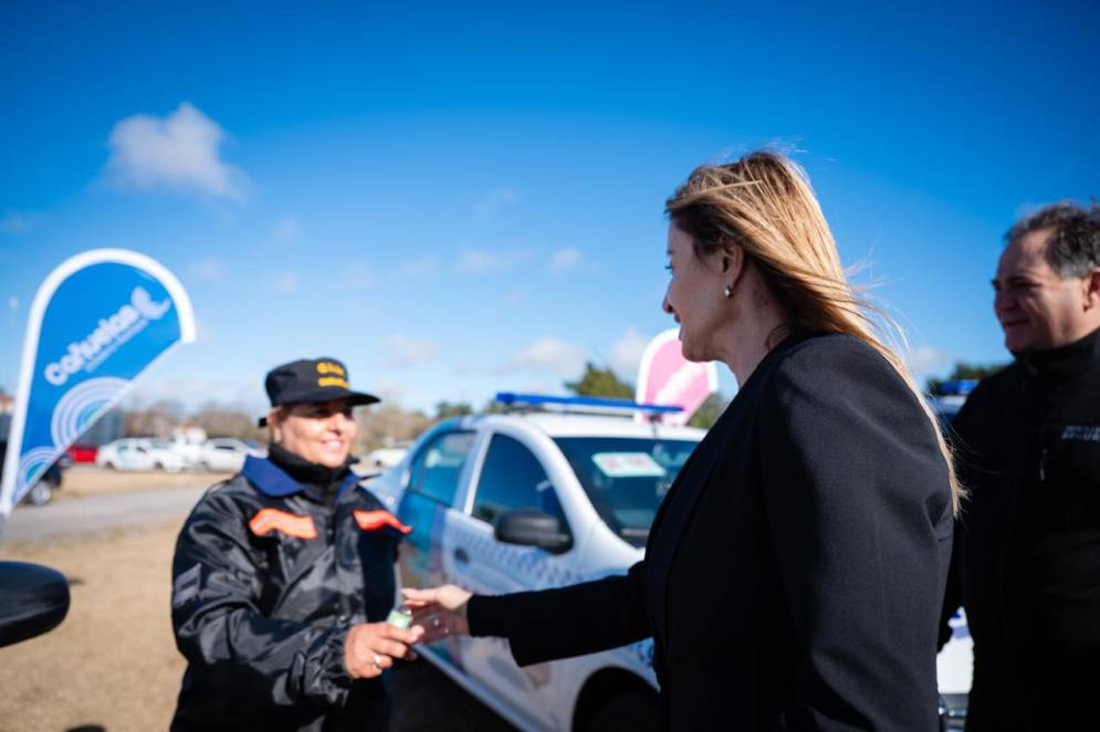 Fassi entregando las llaves de las patrullas.