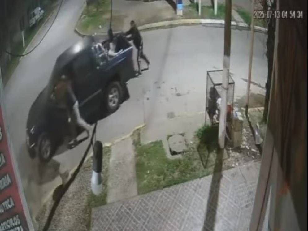 Los delincuentes empujando la Chevrolet S10.