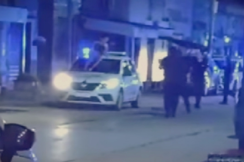 Capel, rodeado por la polic&iacute;a.