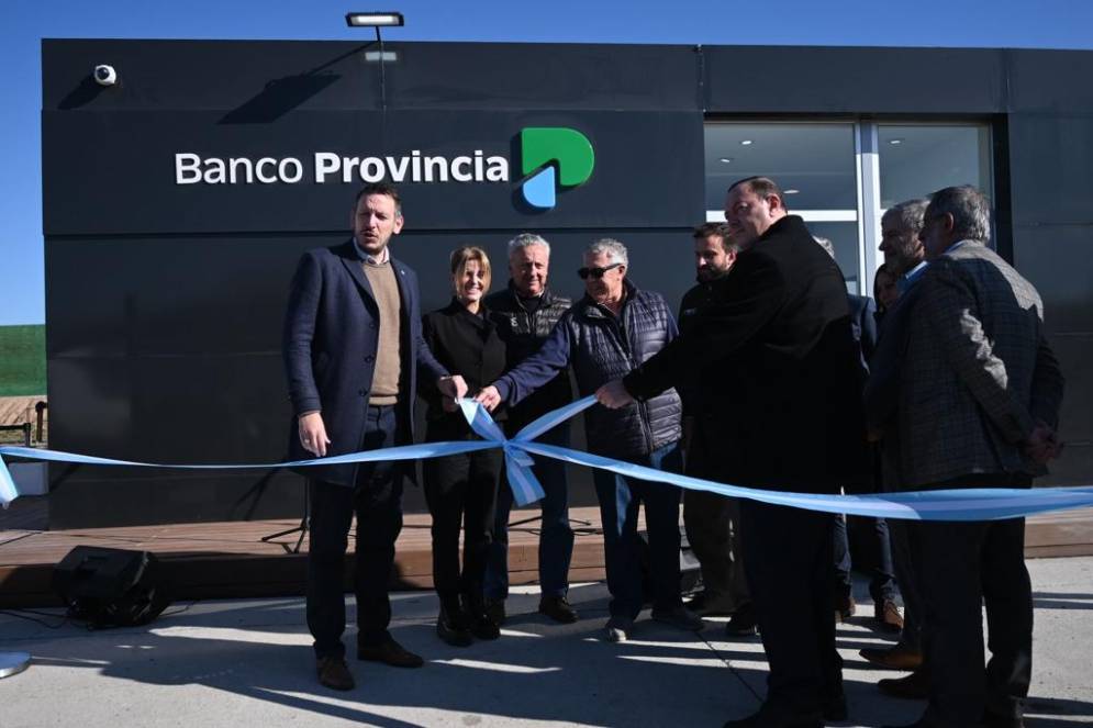 El tradicional corte de cintas.