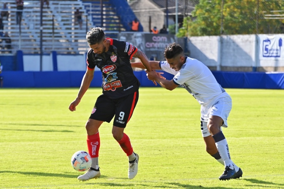 Diego Aguirre anot&oacute; a de cabeza. Ph: Jony Arga&ntilde;araz.