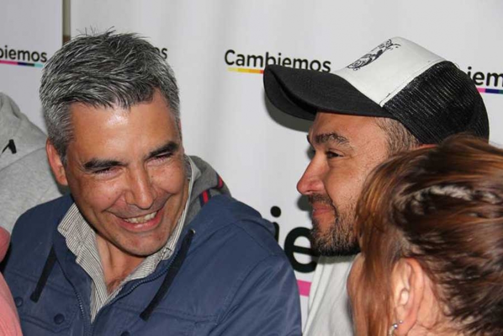 El concejal &Aacute;lvarez festeja junto a edil Hern&aacute;n Muerza en el bunker de Cambiemos.