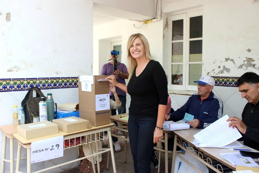 Fassi a punto de emitir su voto en la mesa 29.