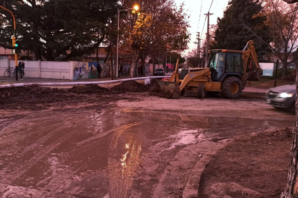 La esquina de Moreno y Basavilbaso muestra una ca&ntilde;er&iacute;a a la intemperie y un pozo abierto.