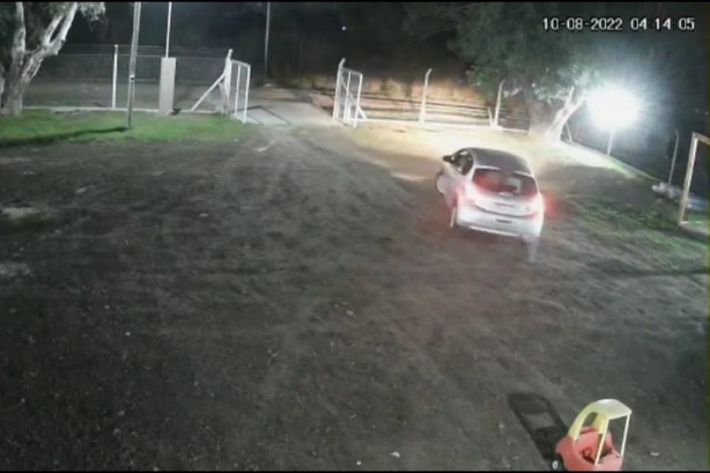 El ladr&oacute;n retir&aacute;ndose a bordo del Peugeot 208.