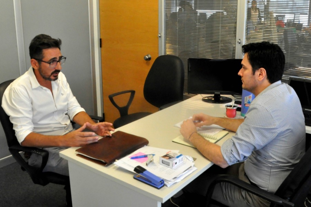 El secretario de gobierno Emilio Contreras reunido con el director nacional de Transporte, Lucas S&aacute;nchez.