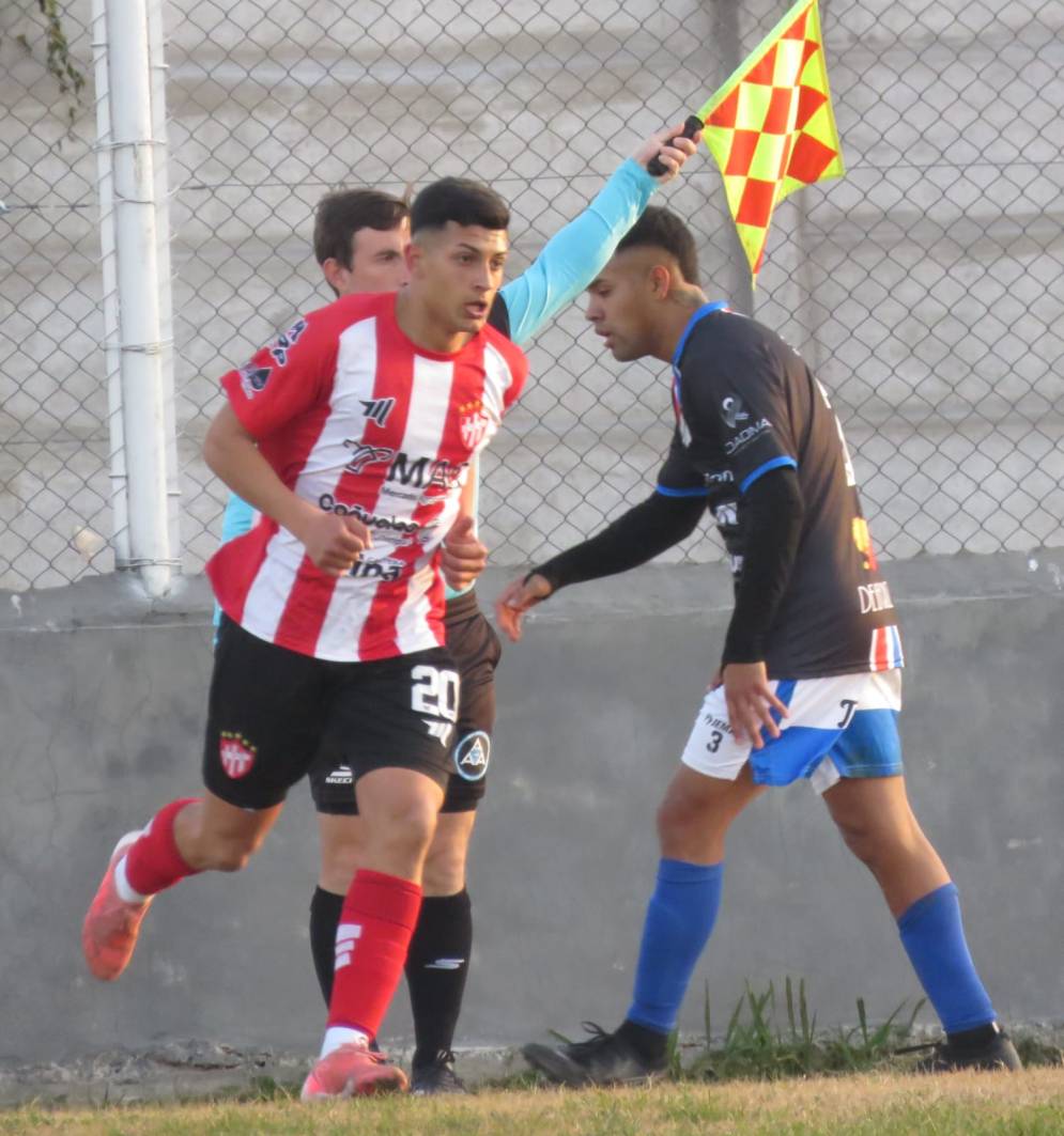 Colombo y su primer paso en una cancha como jugador de primera. Ph:&nbsp;Javi&nbsp;Morales.