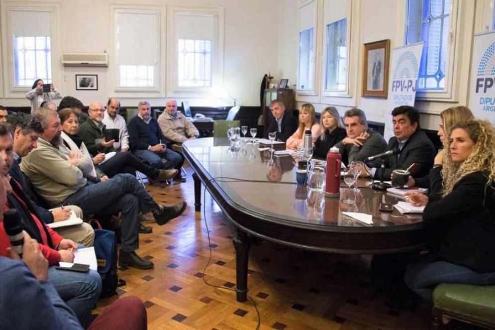 Juan &Aacute;ngel Cruz, el primero desde la izquierda en la mesa principal. 