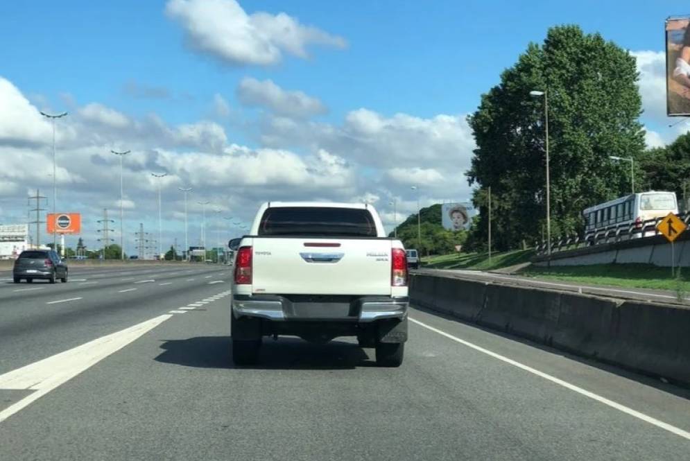 Automovilistas tratan de evadir las fotomultas con esta avivada. 