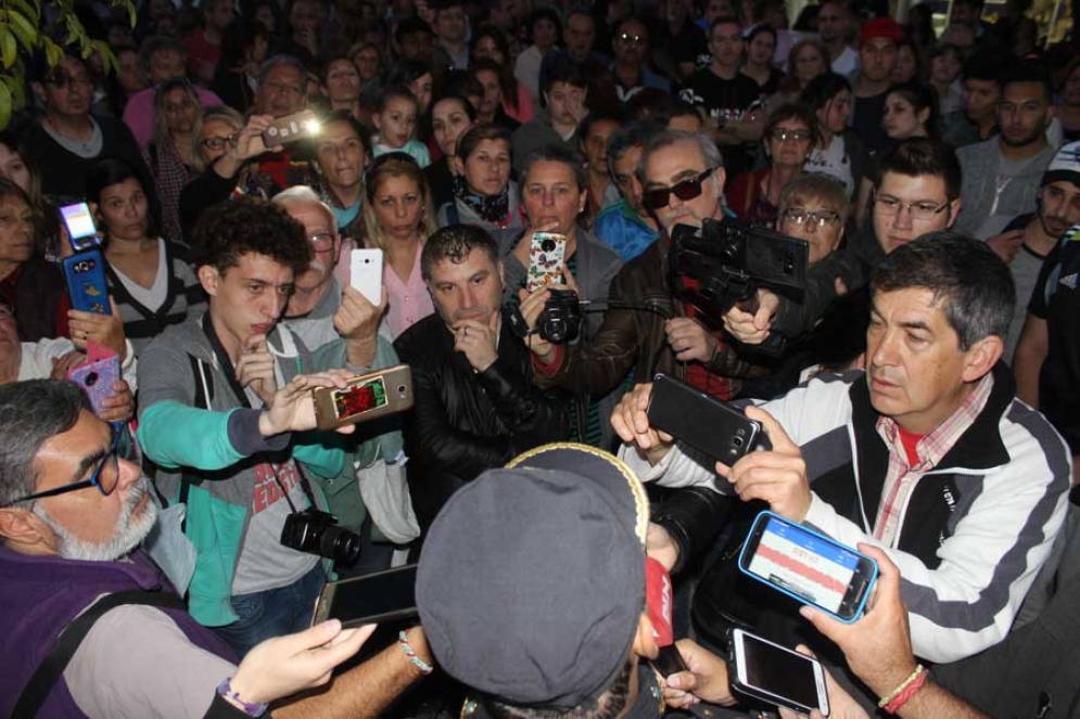 El Comisario Monterroso rodeado de periodistas y vecinos en la puerta de la Comisaria. 