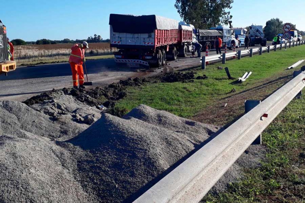 Se despist&oacute; un cami&oacute;n en la Autopista y gener&oacute; caos de tr&aacute;nsito