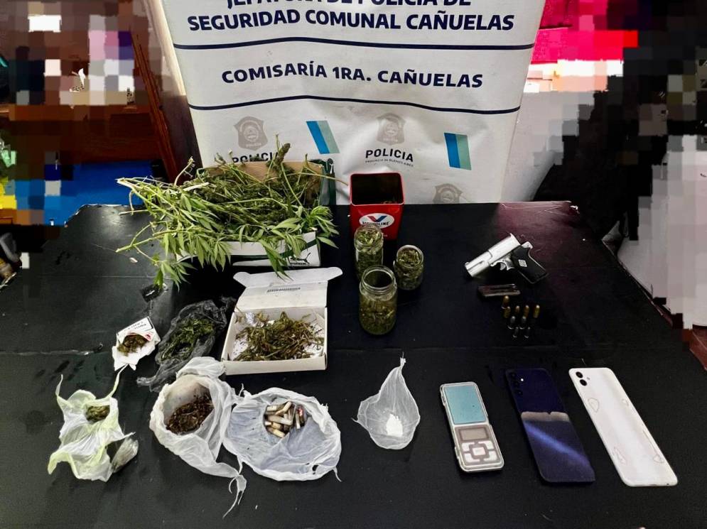 La mesa de los elementos incautados. 