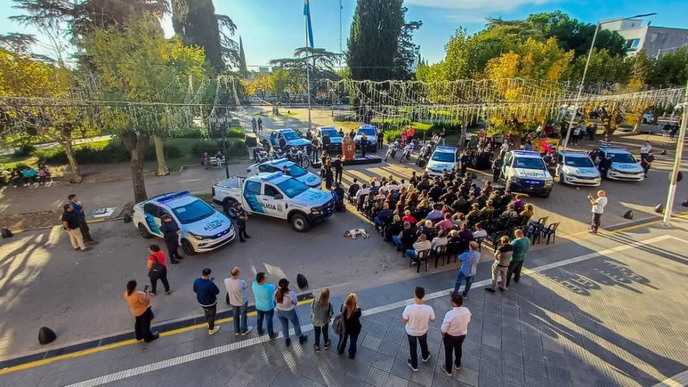 Los nuevos moviles rodean a los que participaron&nbsp;del&nbsp;evento.