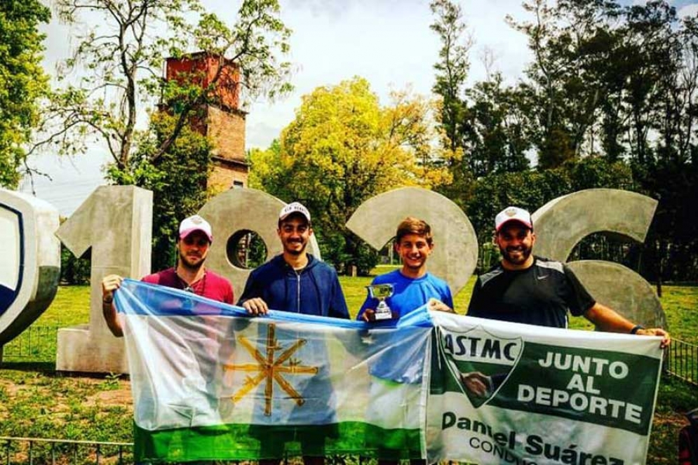 Eli con la bandera de Ca&ntilde;uelas. 