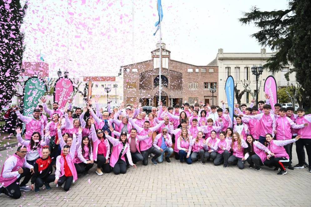 Los competidores recibieron la indumentaria oficial en un acto realizado en la Plaza San Mart&iacute;n.
