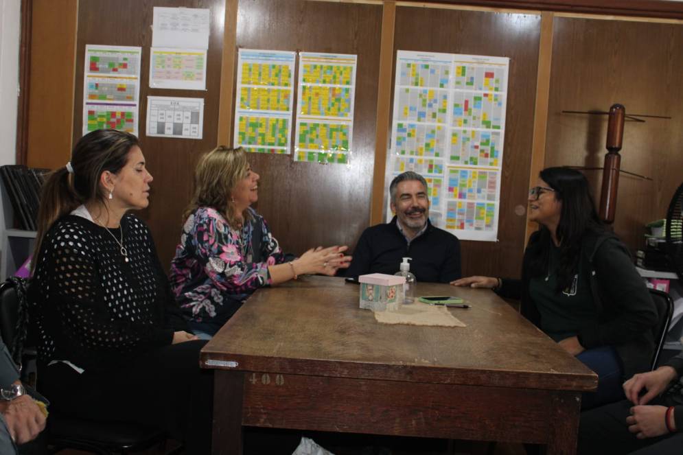 Los funcionarios y la vice (der.), a las risas.