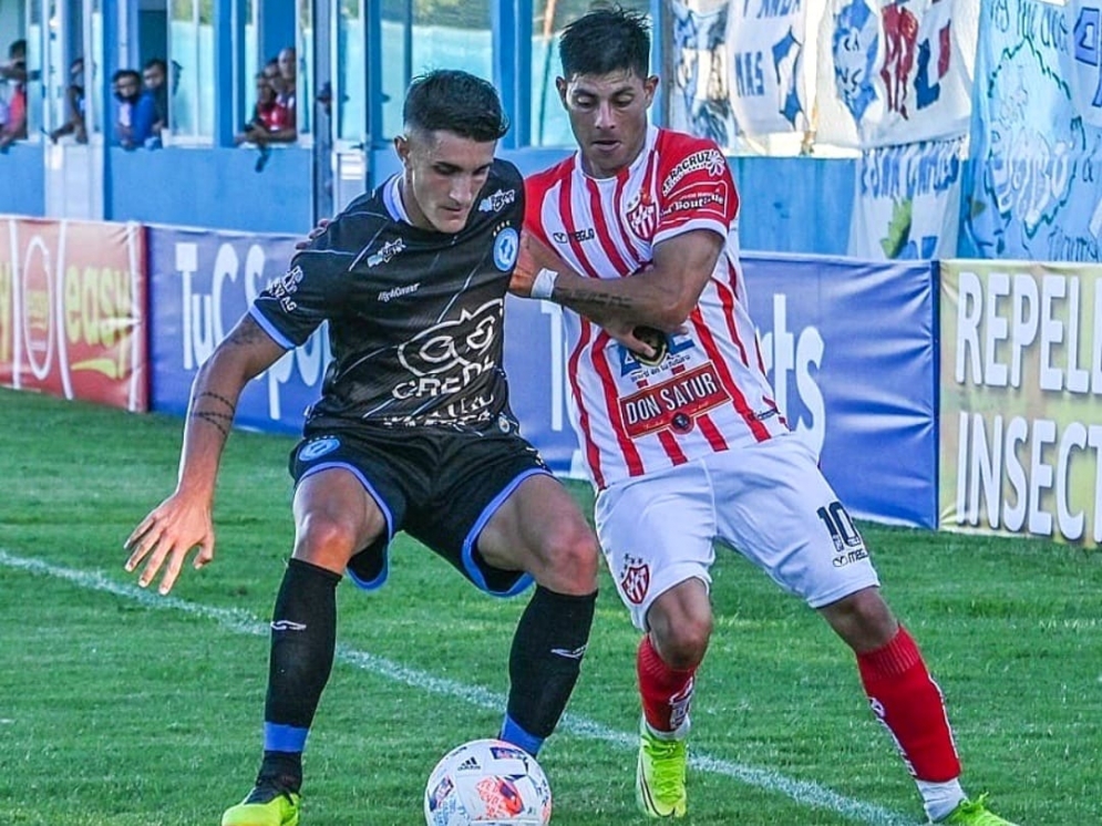 Cariaga disputando la pelota en el deb&uacute;t.