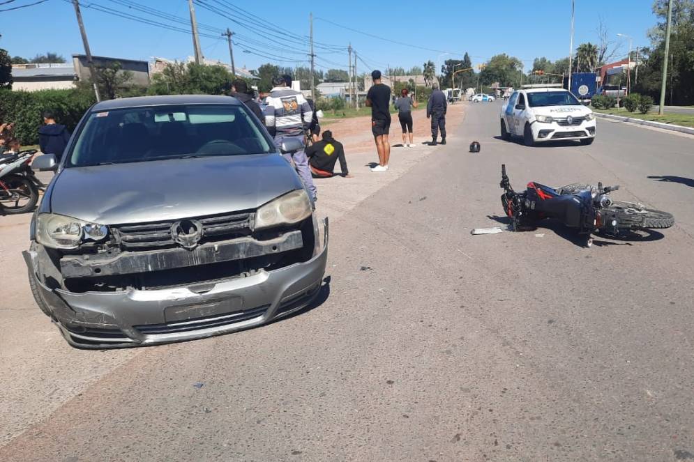 Un auto y una moto chocaron en el acceso Del Carmen.