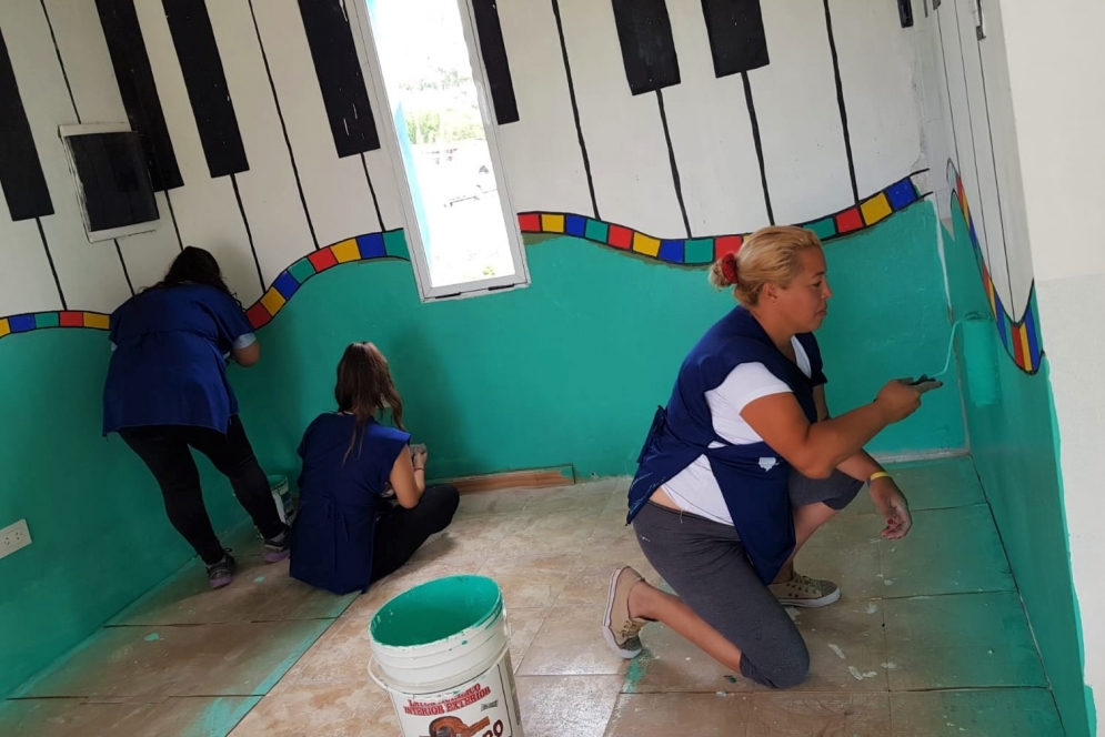 Cooperativistas pintando el nuevo jard&iacute;n maternal que fue construido integramente por la agrupaci&oacute;n.