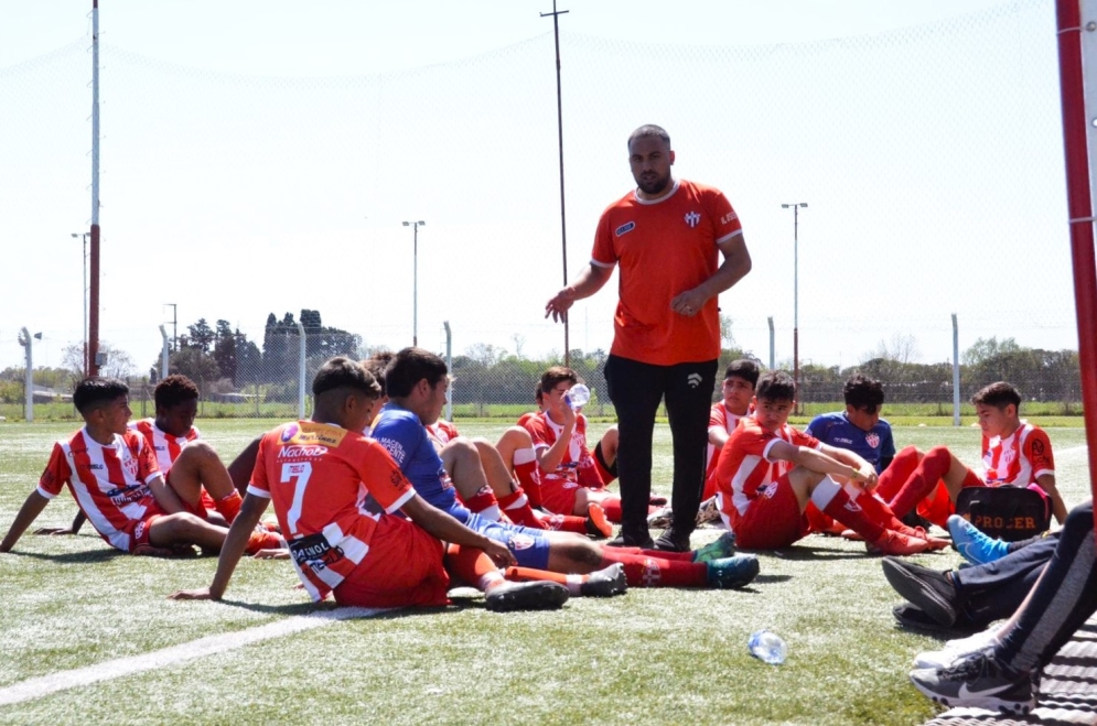 Marcos Bravo, en una charla t&eacute;cnica con la Categor&iacute;a 2007.