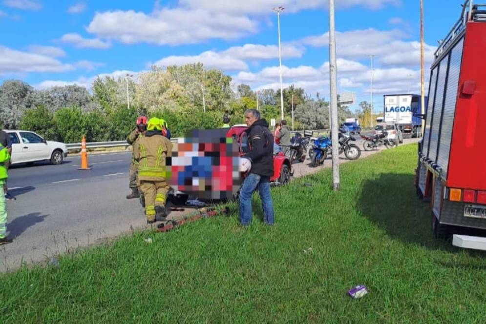 El motociclista falleci&oacute; antes de ser extra&iacute;do del ba&uacute;l del Citro&euml;n por los Bomberos.