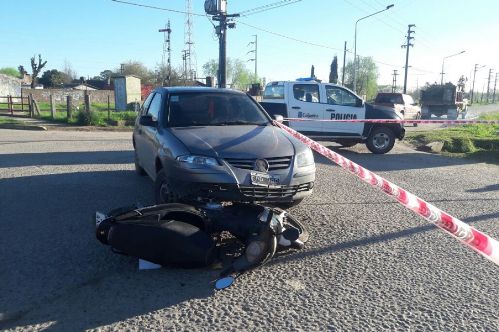 Un auto embisti&oacute; a una motocicleta a metros del paso nivel de Pellegrini