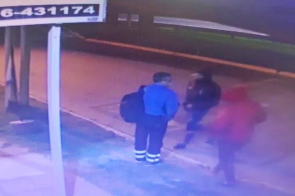 La v&iacute;ctima, siendo abordado por los ladrones.