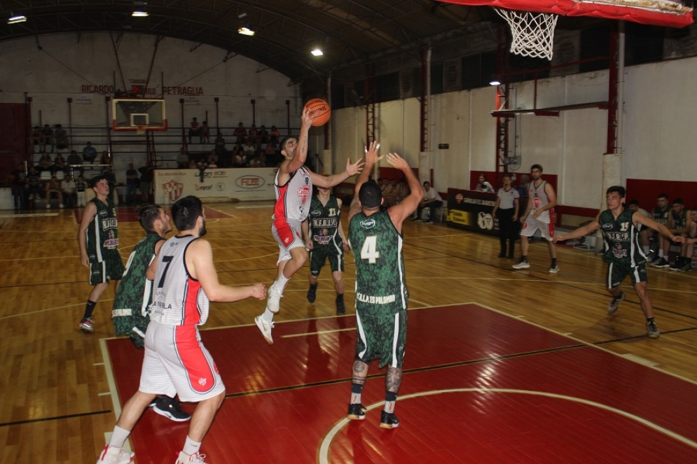 De Los Santos atacando el aro rival. 