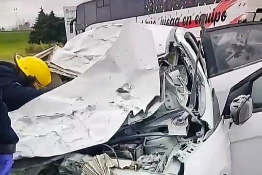 Los bomberos de Trist&aacute;n Su&aacute;rez liberando al conductor del Peugeot 208.