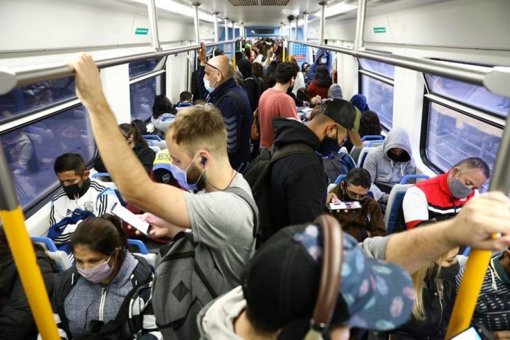 En trenes, en hora pico, podr&aacute;n viajar hasta 4 personas por metro cuadrado.