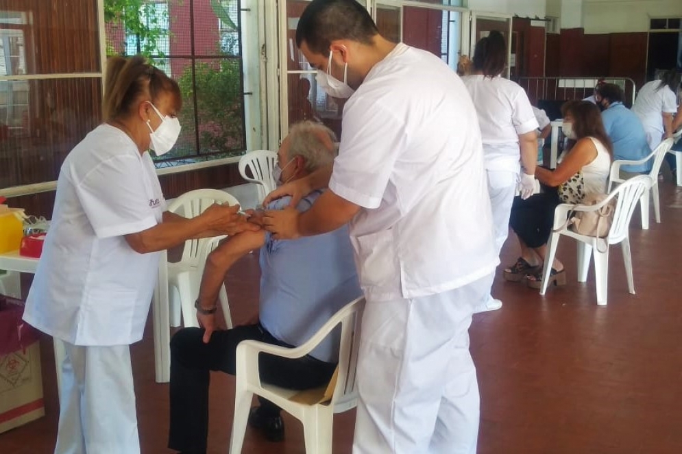 Una persona mayor vacunandose, este jueves 18, en la Escuela T&eacute;cnica de Ca&ntilde;uelas.