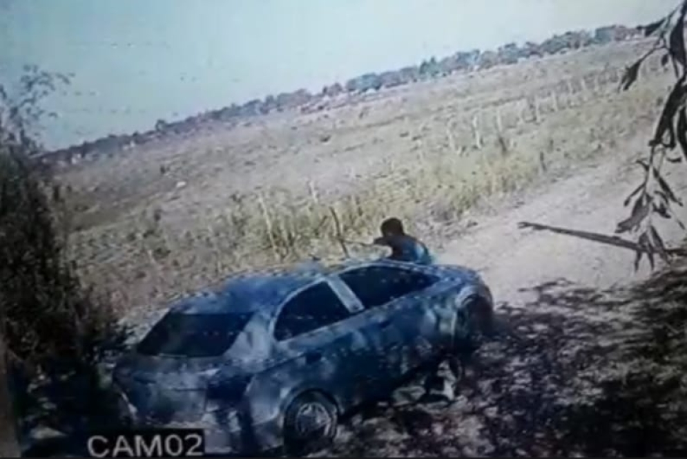 Brenda agarr&aacute;ndose del limpiaparabrisas.