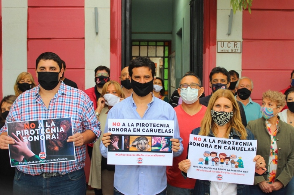 Iturmendi, Abad y Lord&eacute;n con los carteles de la campa&ntilde;a contra la pirotecnia.