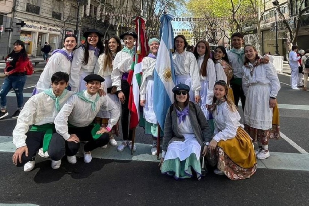  Dantzaris ca&ntilde;uelenses.