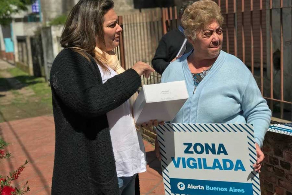 La candidata a concejal, Natalia Puentes entregando una de las alarmas. 