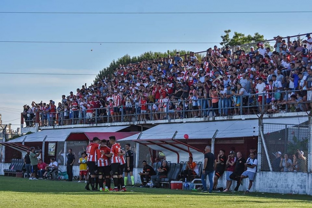 Ca&ntilde;uelas cerca de jugar por primera vez en su historia en la B del f&uacute;tbol argentino. 