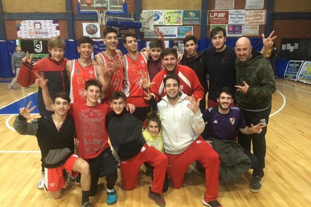El equipo de b&aacute;squet festejando su triunfo. 