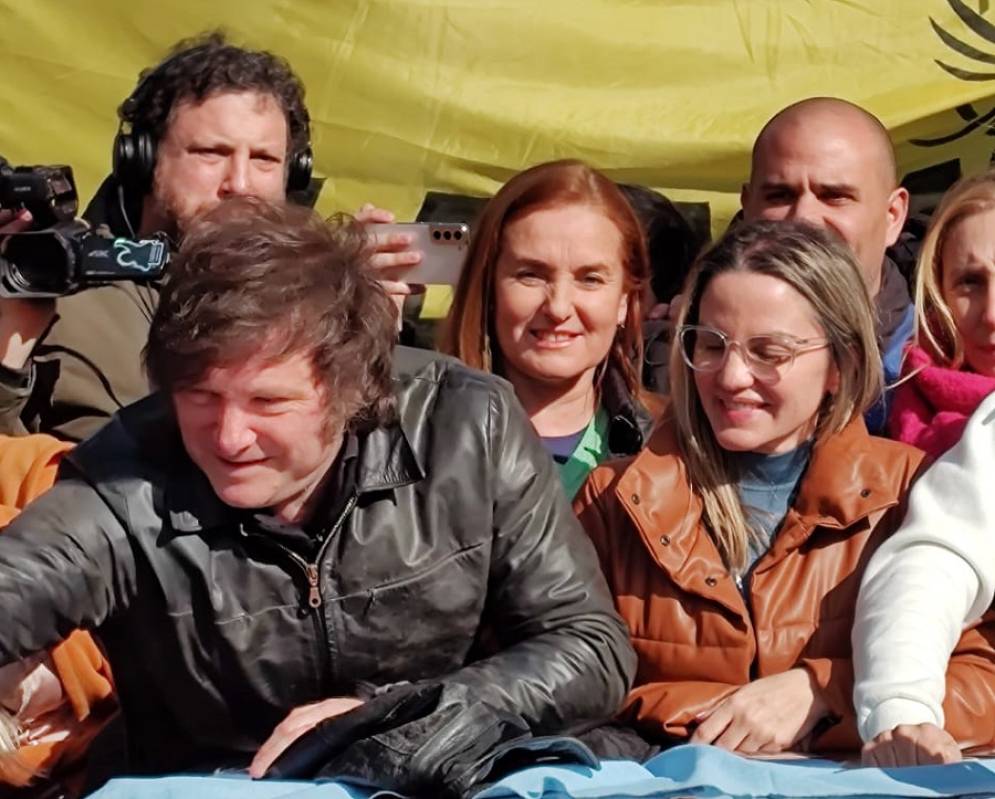 Cantoni junto a Milei y P&iacute;paro. 