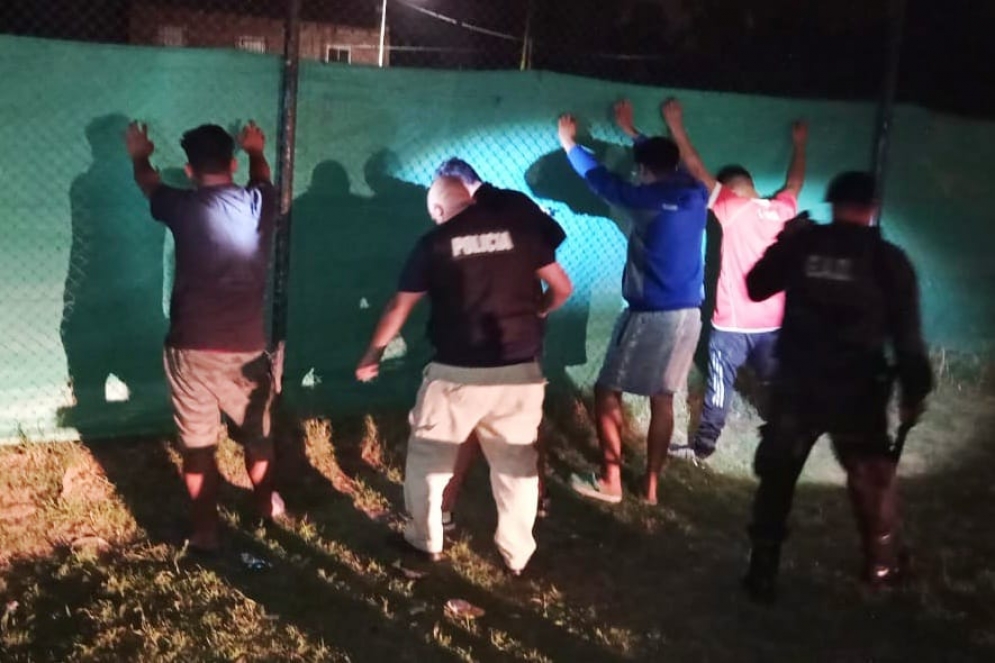 La polic&iacute;a, "cacheando" a tres personas en la v&iacute;a p&uacute;blica.