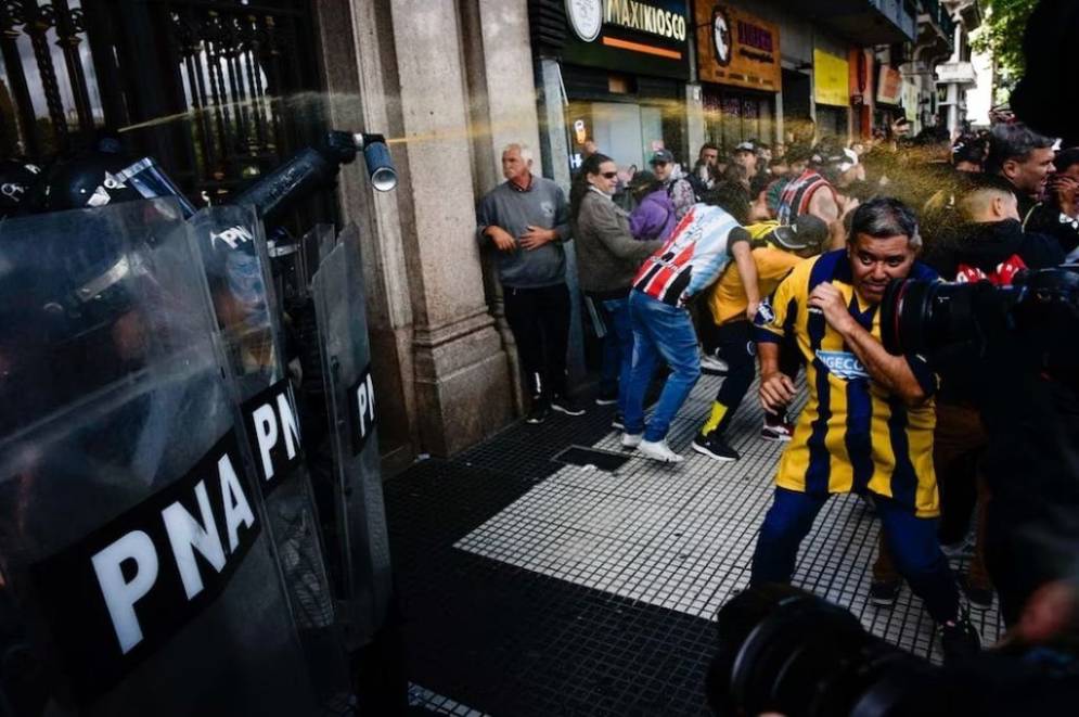 La avanzada de la  polic&iacute;a comenz&oacute; con la llegada de hinchas de Chacarita y Rosario&nbsp;Central.