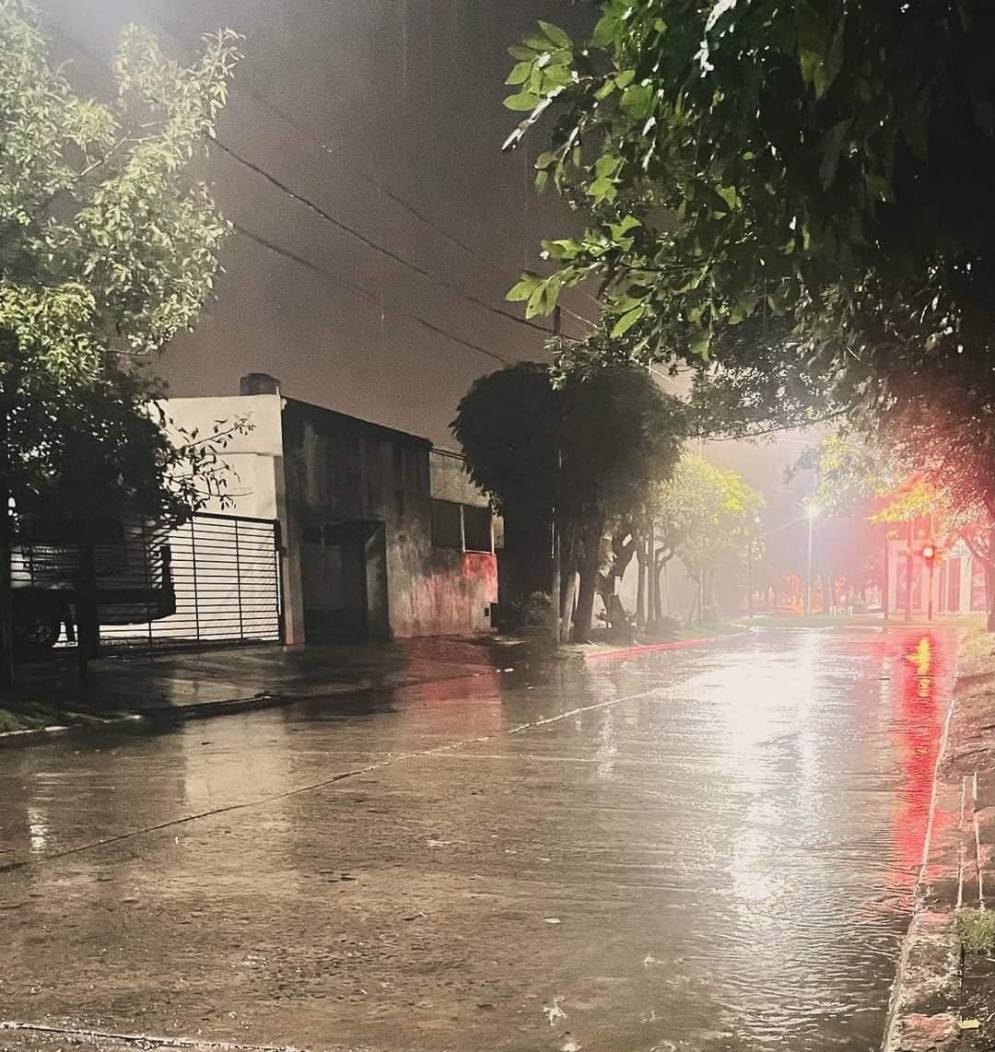 En el casco urbano se acumul&oacute; agua en algunas&nbsp;calles.