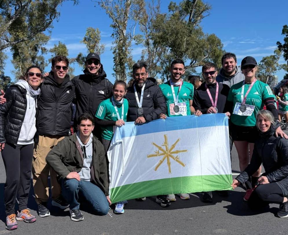 El team "Ca&ntilde;uelas Run and Training", con la bandera de Ca&ntilde;uelas en Palermo.