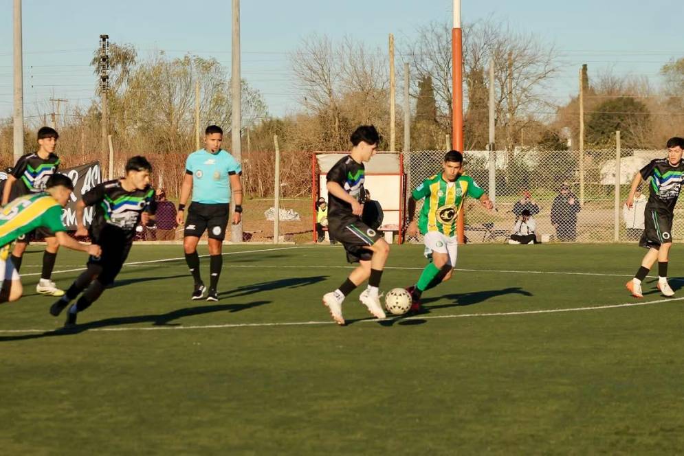 Munizaga con el control en la mitad. (FOTO: Instagram @BrenMosbach).