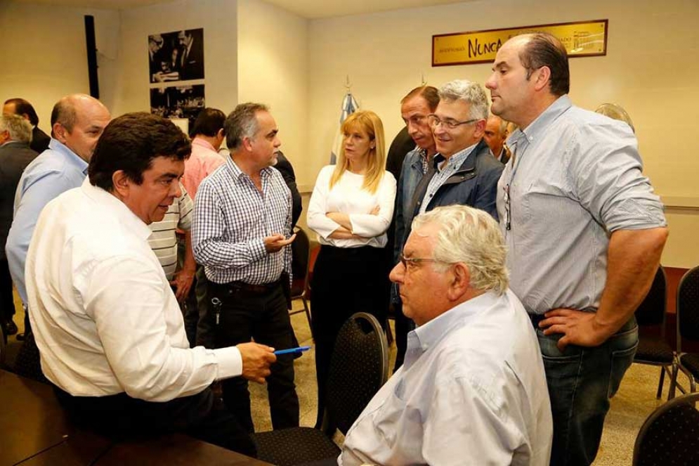Una de las im&aacute;genes tomadas en el medio de la reuni&oacute;n en el anexo del Senado de la Legislatura Provincial. 