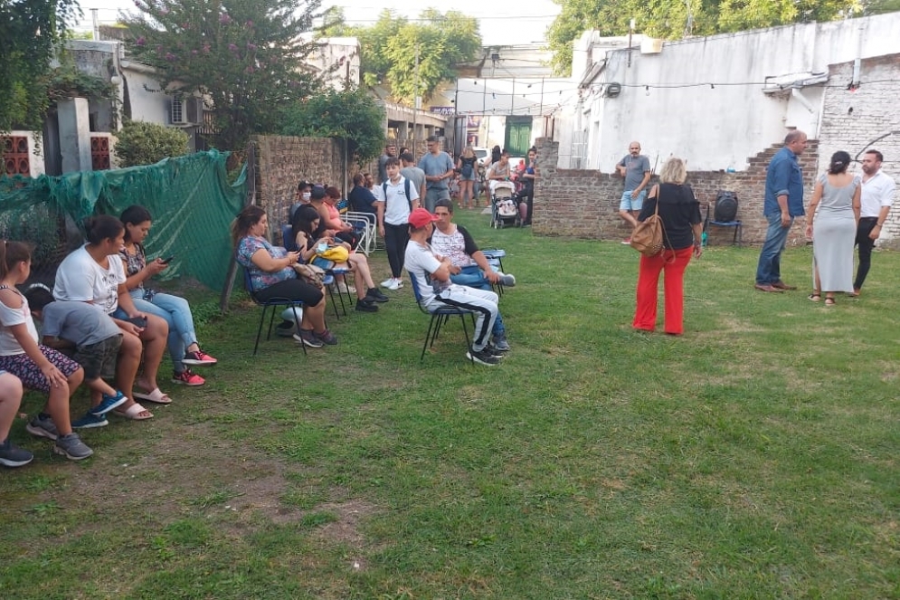 Los funcionarios recibieron a los vecinos en el patio de "Volver&eacute;".