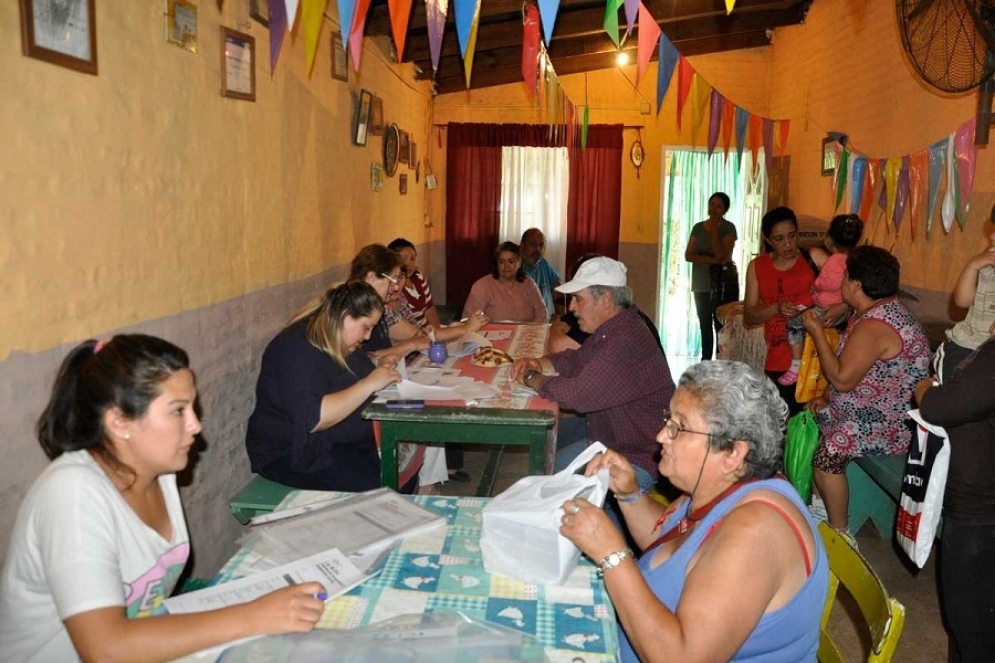 El personal de la oficina de la Direcci&oacute;n de Tierras atiende a los vecinos. 