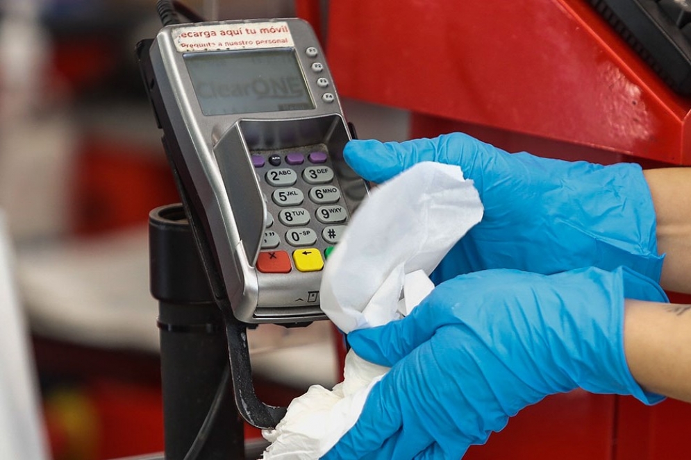 Preventivamente, los guantes no suman resguardos en la poblaci&oacute;n general. 