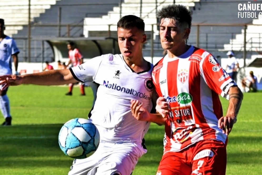 Hace cinco d&iacute;as, Astorga disputando el bal&oacute;n en Pilar. (FOTO: Prensa CFC).