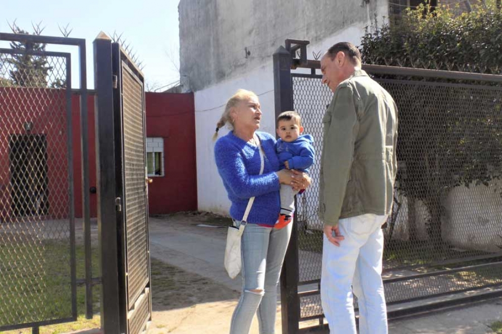 Arrieta con una de las vecinas que visit&oacute;. 